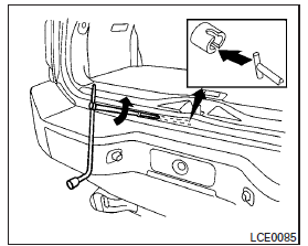 Retrait de la roue de secours et des outils du coffre